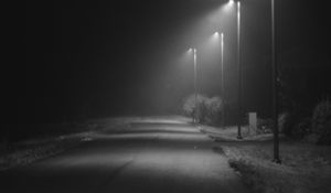 Превью обои дорога, фонари, улица, темный, чб, ночь