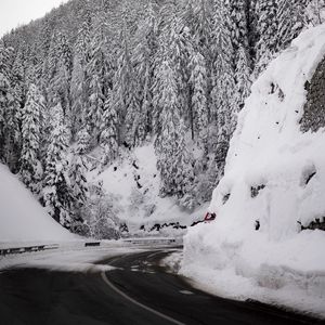 Превью обои дорога, гора, снег, деревья, склон, зима