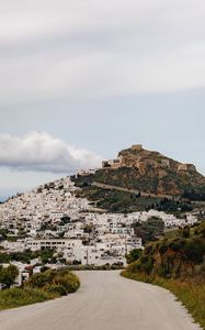 Превью обои дорога, гора, здания, город