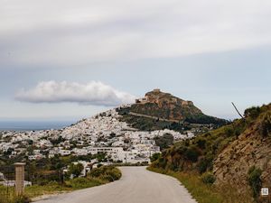 Превью обои дорога, гора, здания, город