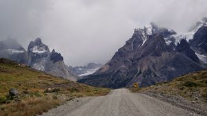 Превью обои дорога, горы, даль, снег, заснеженный
