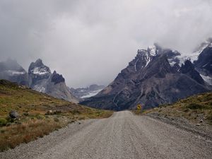 Превью обои дорога, горы, даль, снег, заснеженный