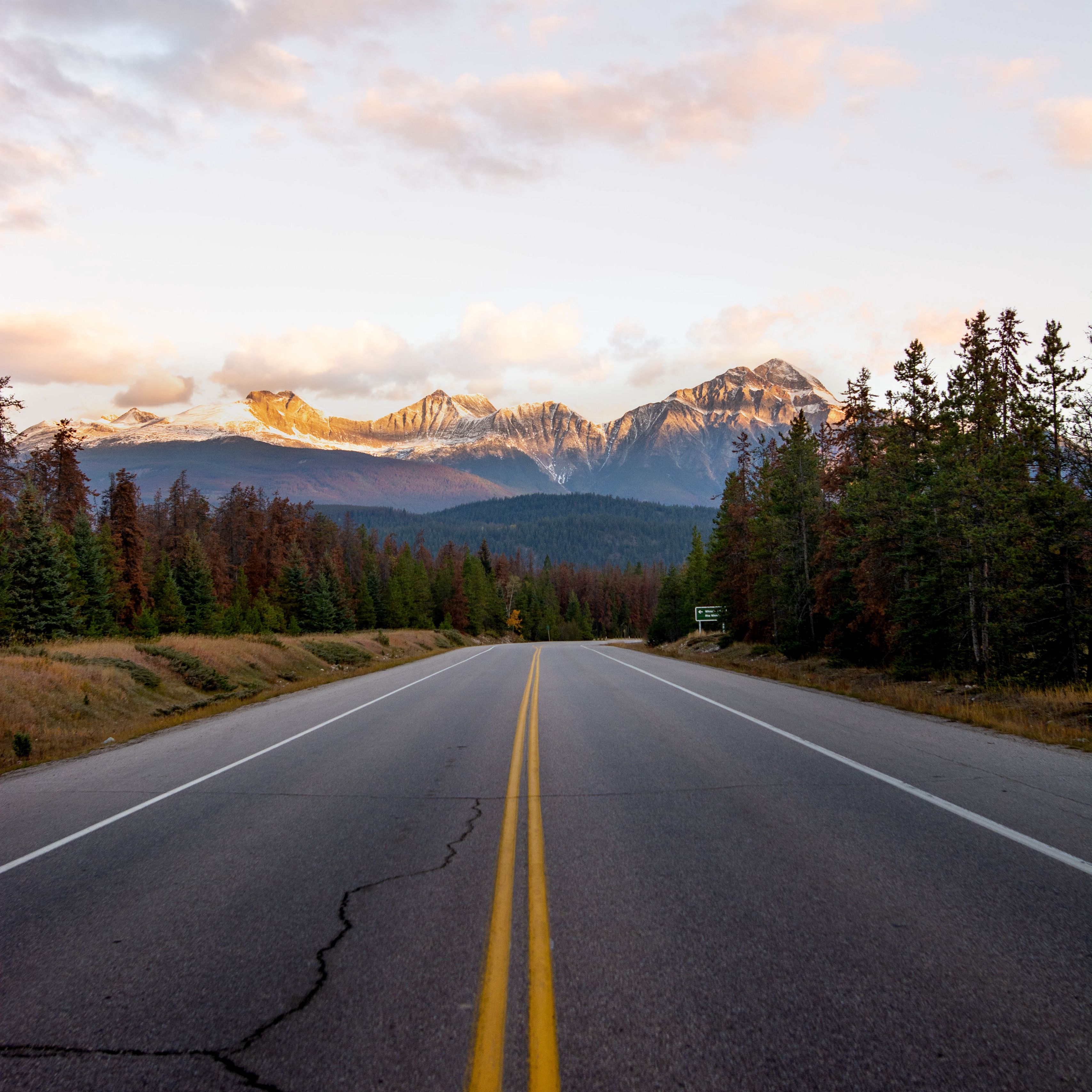 Дорога с красивым видом. Штат Вашингтон Форкс лето. Трасса 70 Колорадо. Канада лес дорога. Орегон трасса горы лес.