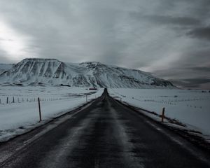 Превью обои дорога, горы, снег, заснеженный, разметка