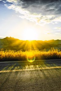 Превью обои дорога, горы, солнце, блики, солнечный