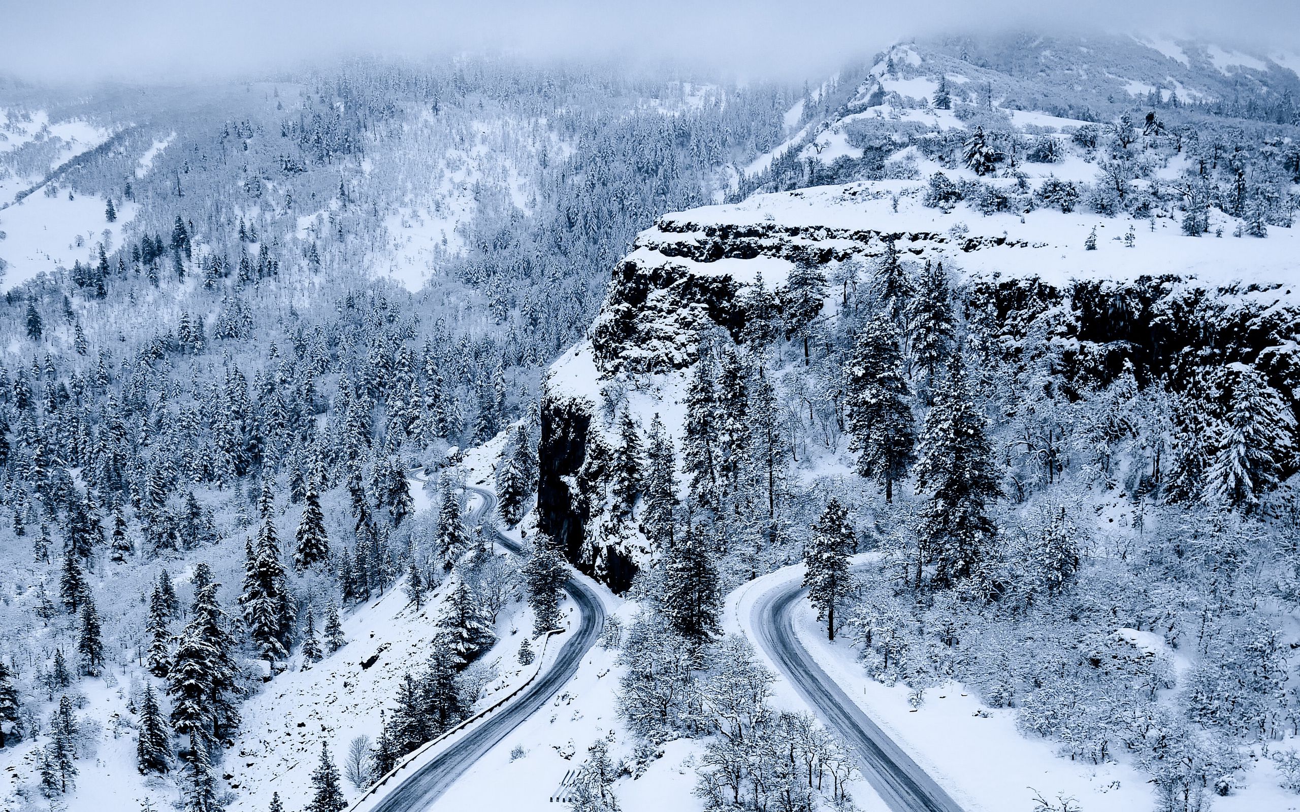 Дорога в горах зимой