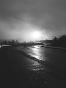Превью обои дорога, извилистый, чб, туман