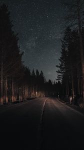 Превью обои дорога, лес, ночь, звездное небо, поворот