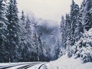 Превью обои дорога, лес, поворот, горы, заснеженный, зима, деревья