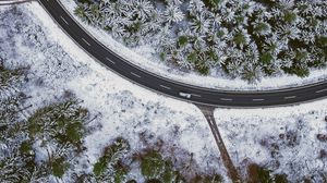 Превью обои дорога, лес, снег, автомобиль, вид сверху