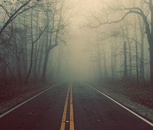 Превью обои дорога, лес, туман, разметка, линии, мистика, загадка, мгла