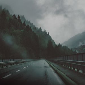Превью обои дорога, лес, туман, темный