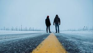 Превью обои дорога, люди, снег, зима