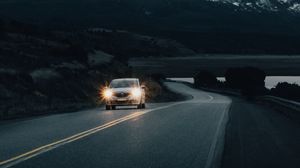 Превью обои дорога, машина, гора, заснеженный, природа