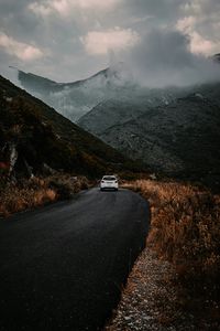 Превью обои дорога, машина, горы, туман, облака
