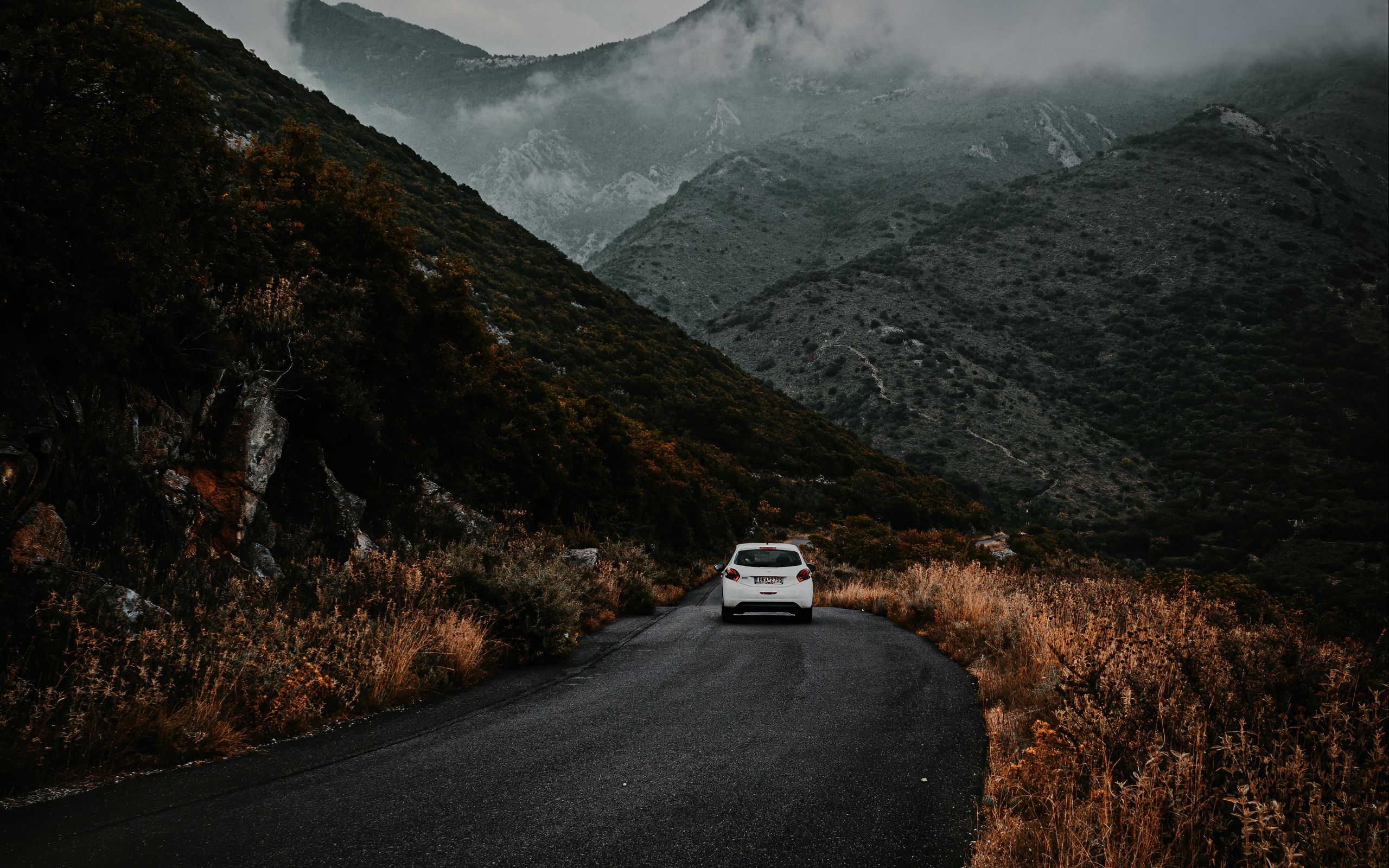 Машина в горах