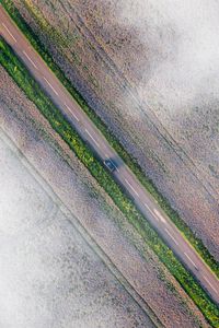 Превью обои дорога, машина, вид сверху, поля, облака