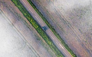Превью обои дорога, машина, вид сверху, поля, облака