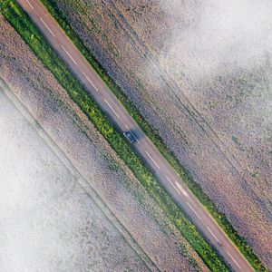 Превью обои дорога, машина, вид сверху, поля, облака