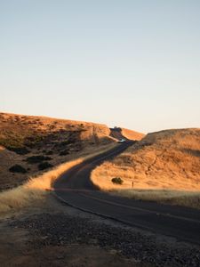 Превью обои дорога, машины, извилистый, холм