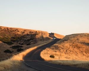 Превью обои дорога, машины, извилистый, холм