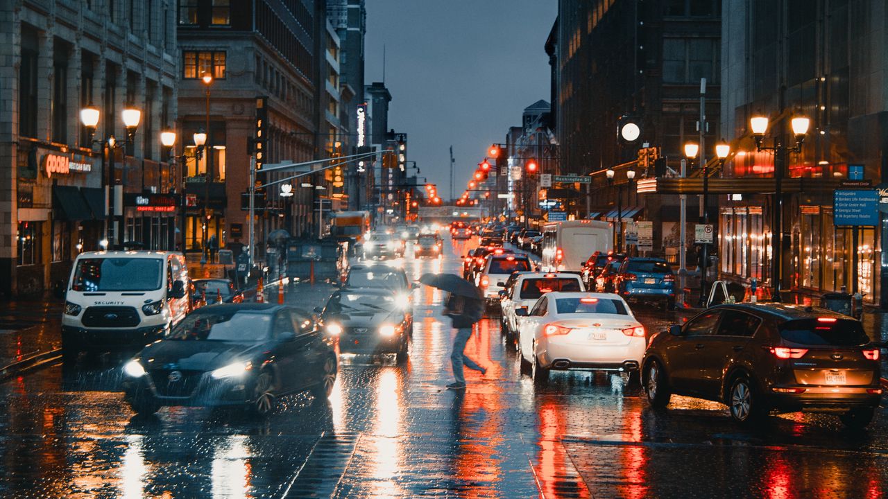 Обои дорога, машины, улица, город, дождь