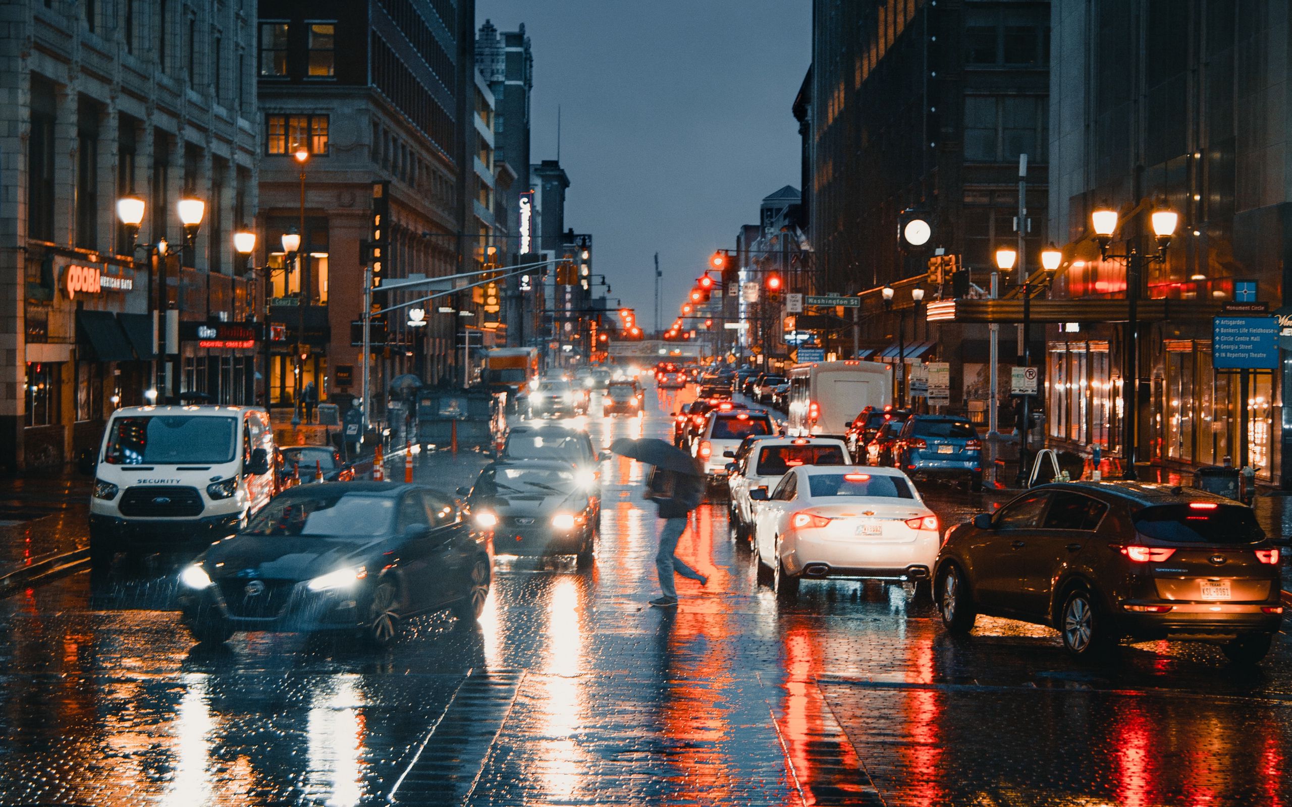 Вечер улица машины. Дождливый город. Вечерний город машины. Город улица дождь. Машины на улицах города.