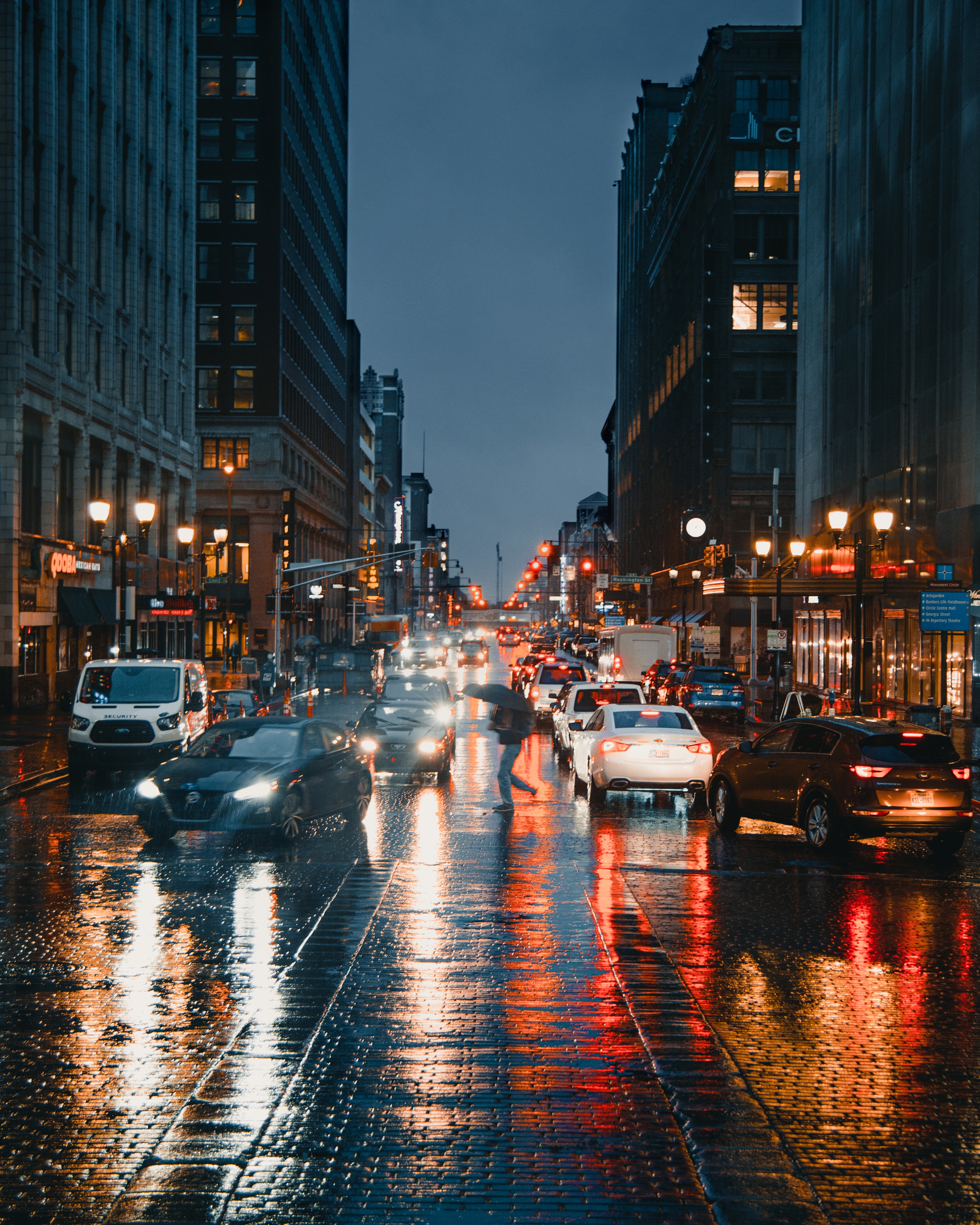 Вечер улица машины. Район Сохо в Нью-Йорке. Дождливый город. Дождь в городе. Город ночью.
