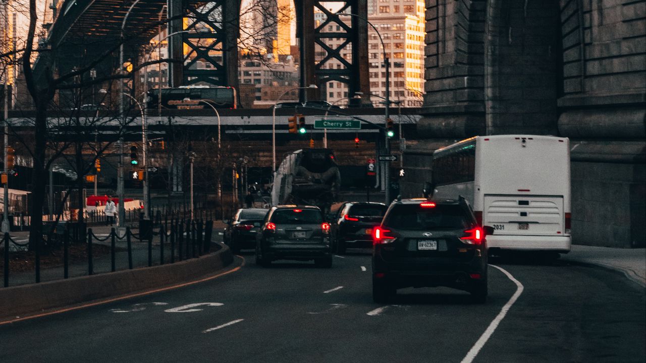 Обои дорога, мост, автомобили, город, архитектура