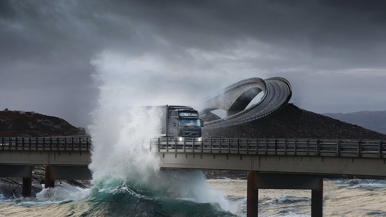 Обои дорога, мост, грузовик, брызги, море, шторм