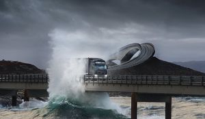 Превью обои дорога, мост, грузовик, брызги, море, шторм
