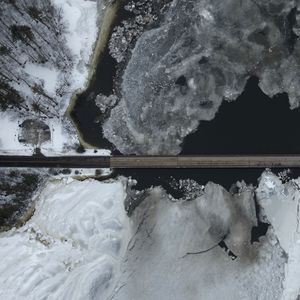 Превью обои дорога, мост, река, лед, снег, зима, вид сверху