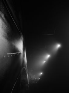 Превью обои дорога, ночь, фонари, туман, темный, чб