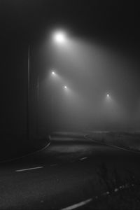 Превью обои дорога, ночь, туман, фонари, чб