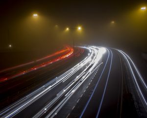 Превью обои дорога, ночь, туман, поворот, огни, длинная выдержка