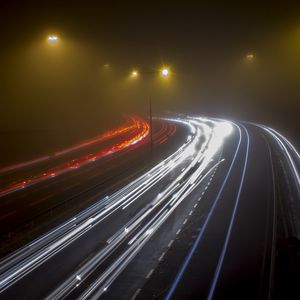 Превью обои дорога, ночь, туман, поворот, огни, длинная выдержка