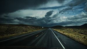 Превью обои дорога, облака, авто, движение