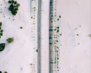 Превью обои дорога, песок, вид сверху, машина, кусты