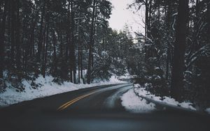 Превью обои дорога, поворот, деревья, снег, асфальт