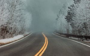 Превью обои дорога, поворот, деревья, туман, снег, зима