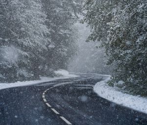 Превью обои дорога, поворот, снег, деревья, метель, зима