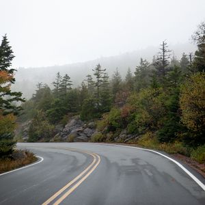 Превью обои дорога, поворот, туман, деревья, скалы, природа