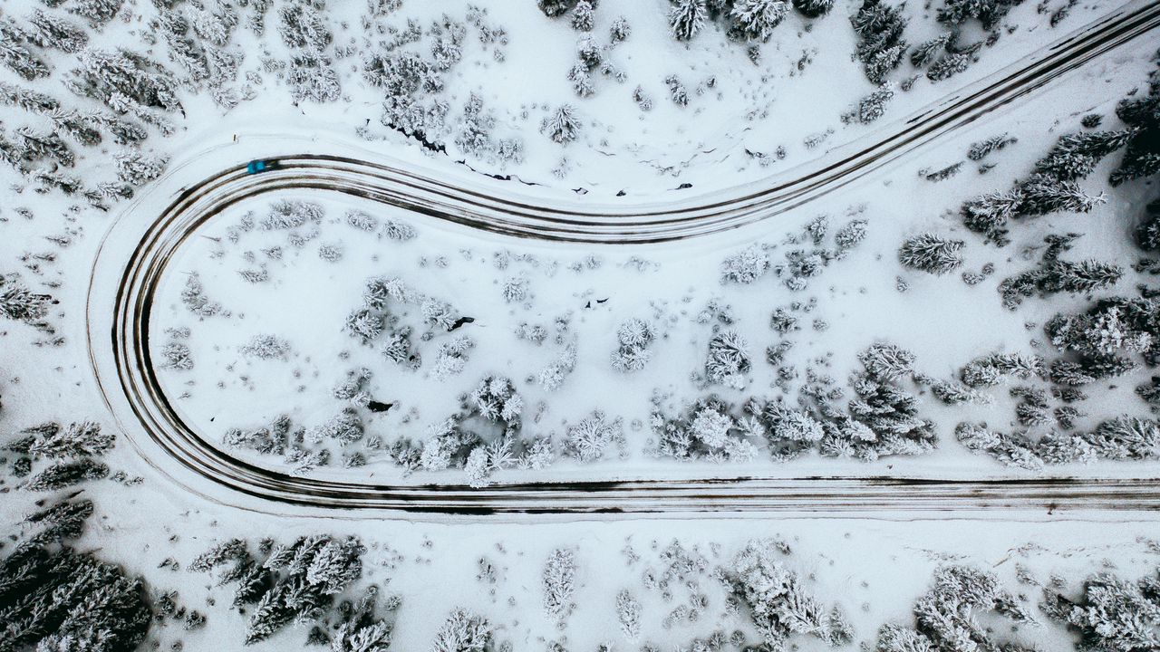 Обои дорога, поворот, вид сверху, снег, зима