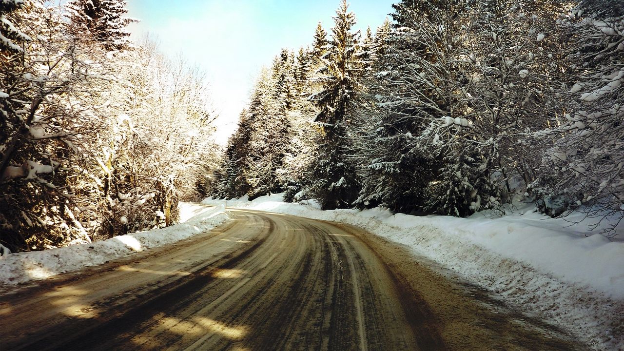 Обои дорога, поворот, зима, снег, деревья, иней, слякоть, грязь