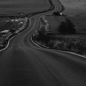 Превью обои дорога, путь, поля, пейзаж, чб, темный