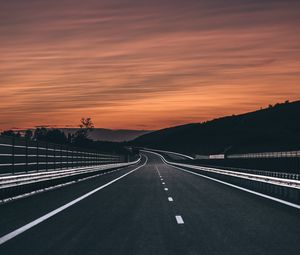 Превью обои дорога, разметка, асфальт, закат, горизонт