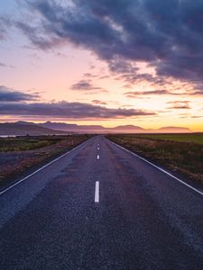Превью обои дорога, разметка, даль, туман