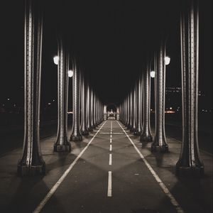 Превью обои дорога, разметка, колонны, ночь