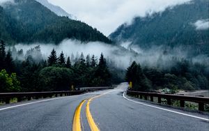 Превью обои дорога, разметка, поворот, горы, туман