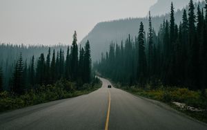 Превью обои дорога, разметка, туман, горы, движение